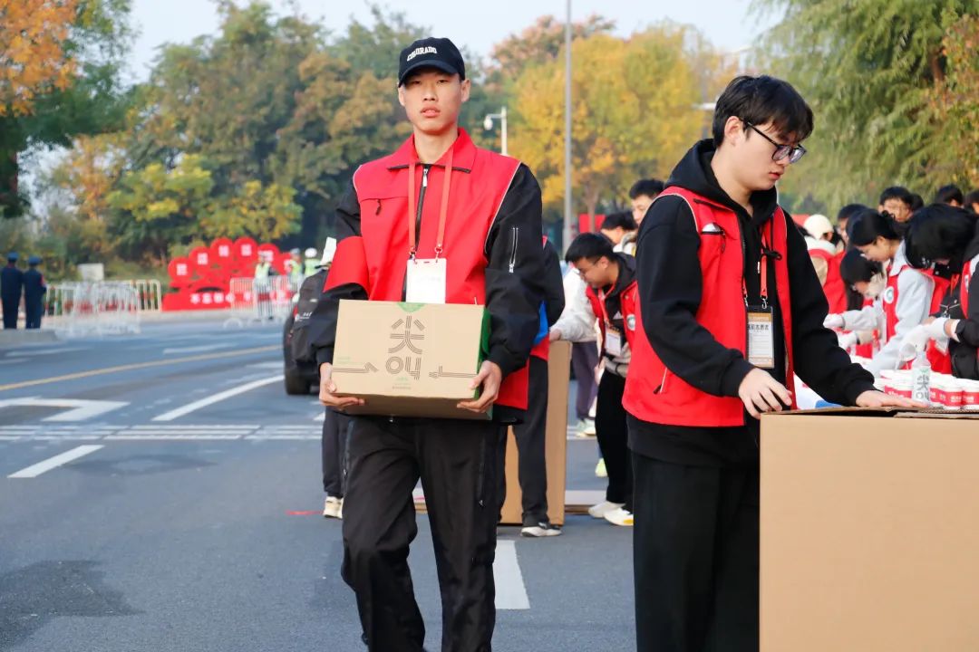 米兰体育APP下载-包含赛事现场粉丝互动不断，志愿者服务周到的词条